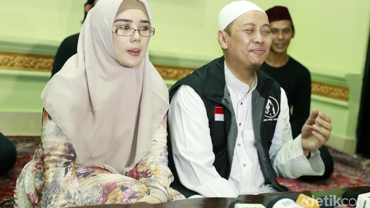 Opick dan istri, Bebi Silvana saat ditemui di kediamannya di Pulo Gebang, Jakarta Timur.