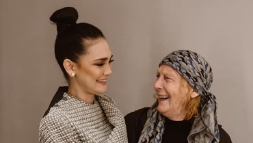 Rayakan Hari Ibu, Luna Maya Unggah Foto Lawas Ibunda