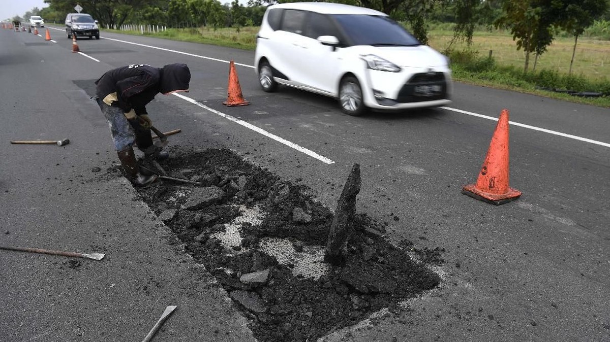 FOTO : Kebut Perbaikan Jalur Mudik Lebaran 2019