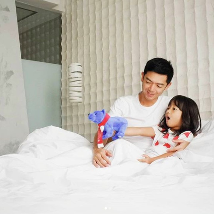 <p>Menginap di sebuah hotel mewah di Jakarta, Nicky asyik menemani Naara bermain boneka. He-he-he. (Foto: Instagram @nickytirta)</p>