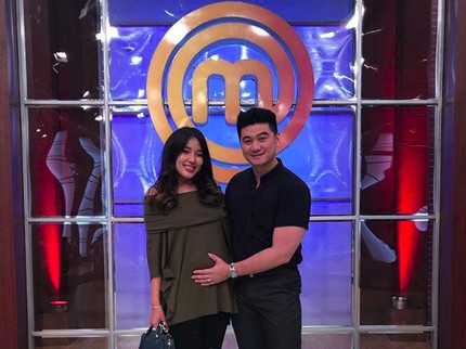 6 Potret Romantis Chef Arnold dengan Istri Tercinta