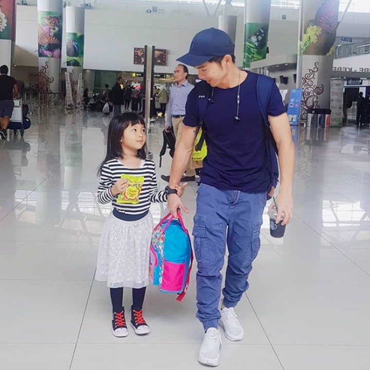 <p>Naara sering menemani Nicky ketika mendapat job di luar kota. Salah satunya saat Maret lalu mengunjungi Surabaya. (Foto: Instagram @nickytirta)</p>