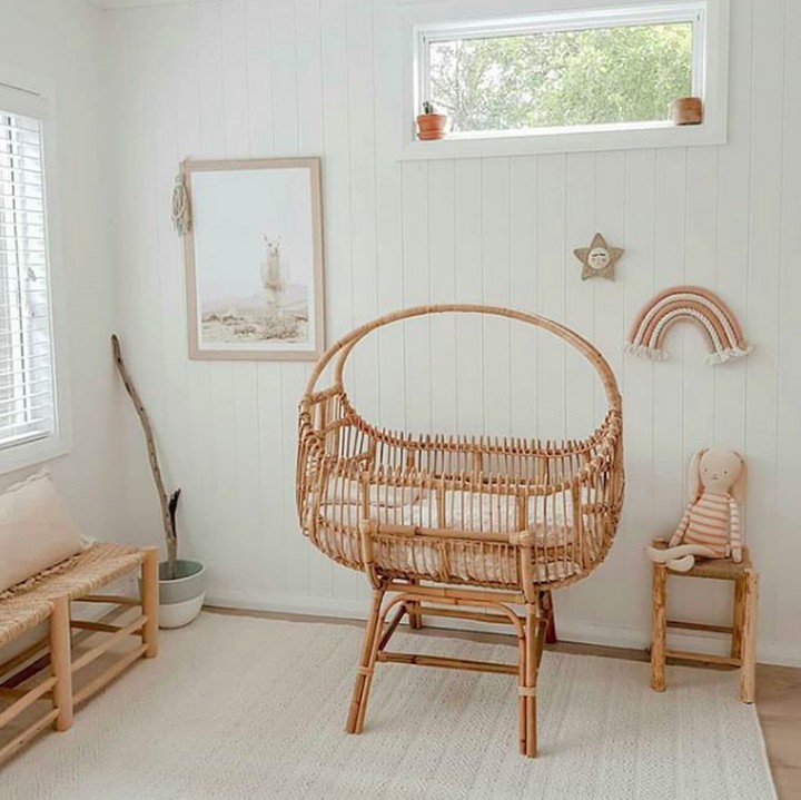 Pakai perabot dari rotan dan kayu bisa membuat kamar bayi berkesan rustic dan minimalis. (Foto: Instagram @bekhalliday)