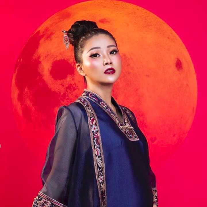 Saat perayaan Imlek pun, Sarwendah tak lupa melakukan pemotretan sambil memamerkan baby bump-nya yang semakin besar. (Foto: Instagram @winstongomez via @sarwendah29)