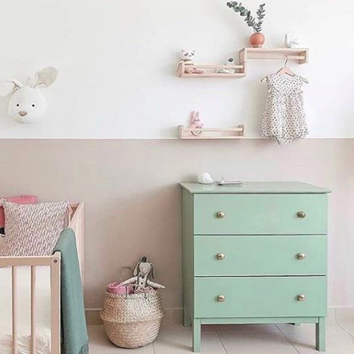 Didominasi warna pastel, dan dihiasi tumbuhan, kamar bayi terlihat lebih adem dan nyaman. (Foto: Instagram @oakvillefamilybirth)