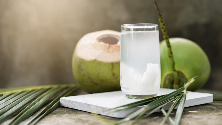 Air kelapa muda memiliki banyak manfaat bagi ibu hamil, namun Bunda perlu tahu cara aman untuk mengonsumsinya.