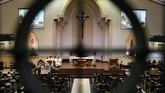 Peringatan Setahun Tragedi Bom Surabaya Warga Kota Surabaya menggelar doa lintas agama dan menyalakan seribu lilin memperingati setahun peristiwa bom Surabaya, Senin (13/5) malam.