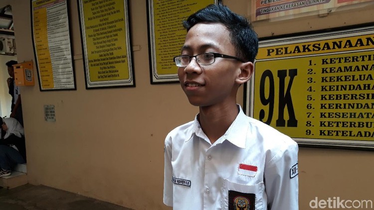 Berbekal belajar di waktu luang, Ananda Hafidh Rifai, siswa SMAN 4 Surakarta meraih hasil ujian nasional tertinggi.