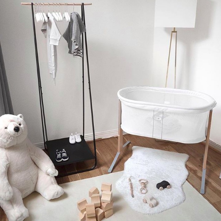 Sebagian orang tua mendambakan kamar bayi yang simpel dan monokrom. Seperti desain kamar bayi berikut ini, Bun. (Foto: Instagram @linnesmanner)