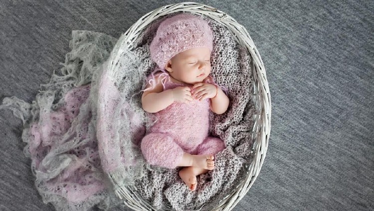 Bunda yang ingin memberi nama bayi perempuan berawalan A, bisa tengok deretan nama Islami berarti mulia berikut ini.