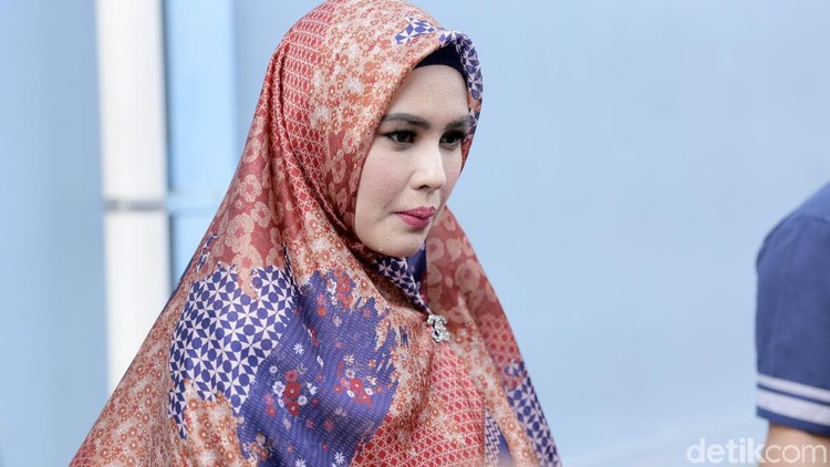 Baru Berusia 10 Hari, Bayi Kartika Putri Masuk RS dan Disinar Biru Karput mengaku gelisah dan tak tenang melihat anaknya yang baru dilahirkan, kini tergolek di boks rumah sakit.