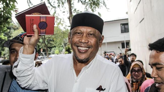 Eggi Sudjana Ditangkap Polisi di Hari Pelantikan Presiden Tokoh Persaudaraan Alumni 212 Eggi Sudjana kembali ditangkap polisi. Polisi juga sempat menggeledah rumah sebelum melakukan penangkapan dan menyita HP Eggi.