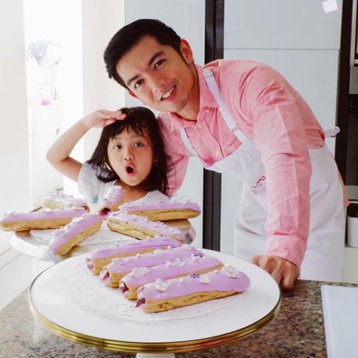 <p>Lama tak terlihat di layar TV, Nicky Tirta semakin serius menggeluti dunia kuliner. Bahkan, dia mengajak Naara untuk ikut belajar <em>baking</em> lho. (Foto: Instagram @ellynatirta)</p>