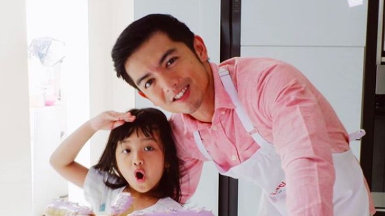 Anak Nicky Tirta turut andil dalam profesi sang ayah. Ya, si kecil Naara jadi food tester lho.