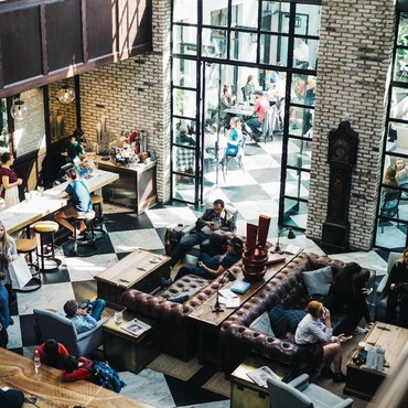 Momen Apa yang Paling Ditunggu Saat Buka Bersama Teman Lama?