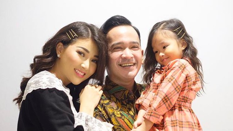 Thalia Onsu terlihat memanjat kursi untuk mencuci piring makannya. Hmm, gimana reaksi Ruben dan Sarwendah melihat tingkah si kecil?