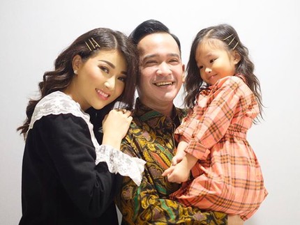 Latih Kemandirian, Ruben Onsu & Istri Biarkan Anak Cuci Piring