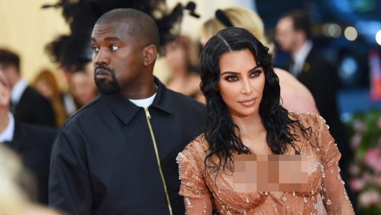 Kim Kardashian akhirnya mengungkap nama anak keempatnya.