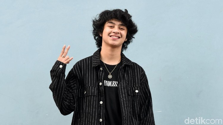Ibunda Bastian Steel melakukan pembelaan pada putranya usai dihujat netizen di media sosial.