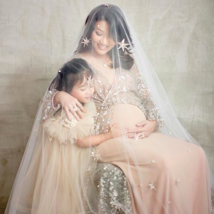Sarwendah juga melakukan pemotretan bersama putri pertamanya, Thalia Putri Onsu. (Foto: Instagram @mossphotografie via @sarwendah29)