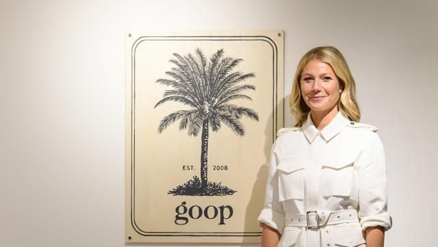 Pernah 'Idap' Corona, Simak Lagi Wejangan Gwyneth Paltrow Gwyneth Paltrow memang pernah mengidap virus seperti Corona dalam film 'Contagion'. Karenanya ia mengunggah sebuah foto bermasker disertai wejangan.