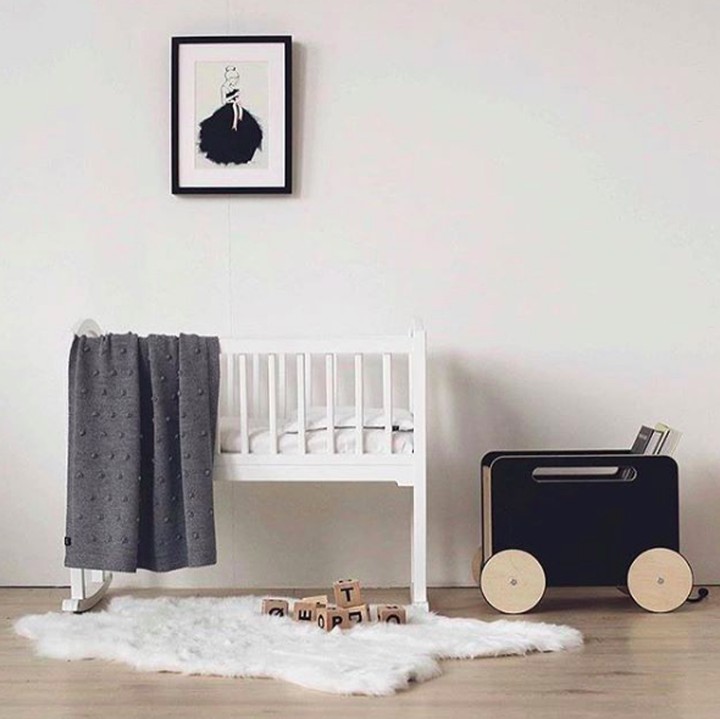 Tanpa dekorasi yang banyak, kamar bayi ini tetap terlihat nyaman untuk si kecil. (Foto: Instagram @lovedbebe_official)