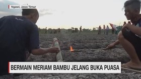 VIDEO: Bermain Meriam Bambu Jelang Buka Puasa