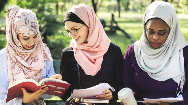 Penampilan sopan tapi tetap modis jadi modal berkumpul saat Ramadan dan Lebaran. Sontek tips berpenampilan ala influencer berikut.