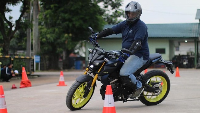 Cara berkendara yang baik wajib diketahui pengguna sepeda motor di era modern saat ini.