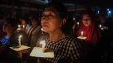 Peringatan Setahun Tragedi Bom Surabaya Warga Kota Surabaya menggelar doa lintas agama dan menyalakan seribu lilin memperingati setahun peristiwa bom Surabaya, Senin (13/5) malam.