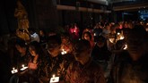 Peringatan Setahun Tragedi Bom Surabaya Warga Kota Surabaya menggelar doa lintas agama dan menyalakan seribu lilin memperingati setahun peristiwa bom Surabaya, Senin (13/5) malam.