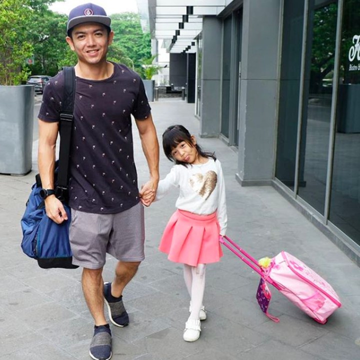 <p>Sejak bercerai tahun lalu, Nicky Tirta dan mantan istrinya sepakat untuk mengasuh anak semata wayngnya, Naara Ellyna Tirta, bersama-sama. Kabar terakhir menyebutkan, Naara tinggal bersama Nicky. (Foto: Instagram @ellynatirta)</p>