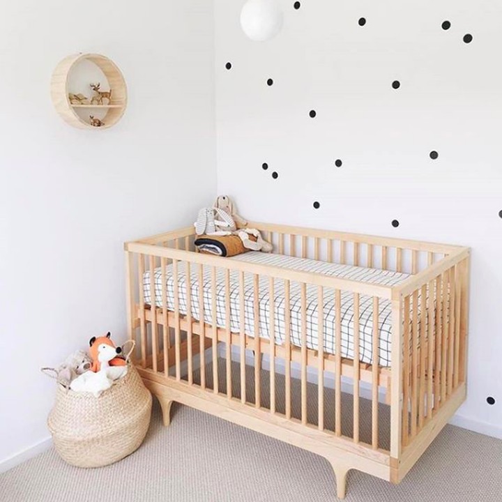 Tak perlu pakai wallpaper, dinding yang dihiasi polkadot juga bisa mempercantik kamar bayi. (Foto: Instagram @wildflowerandoak)