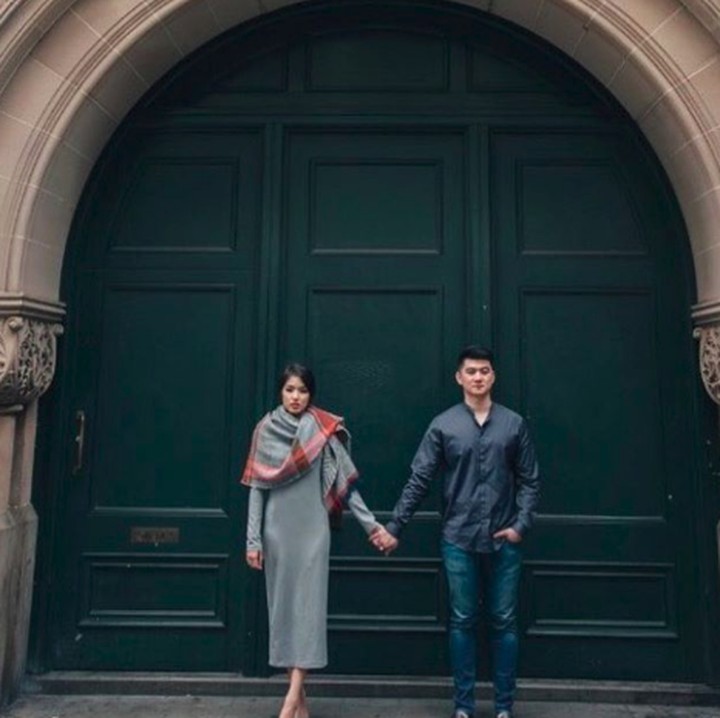 Nama Chef Arnold kini sedang bersinar berkat acara Master Chef Indonesia. Di balik kesan galak dan seriusnya, Chef Arnold adalah sosok suami yang romantis dengan istrinya, Tiffany Soetanto. (Foto: Instagram @arnoldpo)