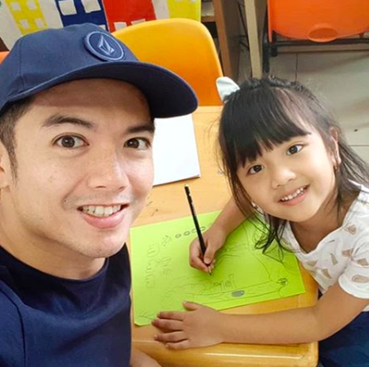 <p>Ayah dan anak ini memang kompak, Bun. Mereka sering melakukan berbagai acara menarik berdua, mulai dari jalan-jalan hingga belajar bersama. (Foto: Instagram @nickytirta)  </p>