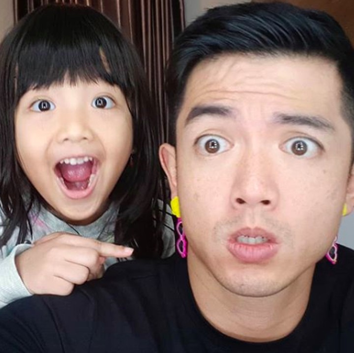 <p>Dipasang anting-anting berwarna-warni dari hadiah cokelat pun Nicky Tirta mau nih, Bun. Seru banget ya kalau sudah berdua. (Foto: Instagram @nickytirta)</p>