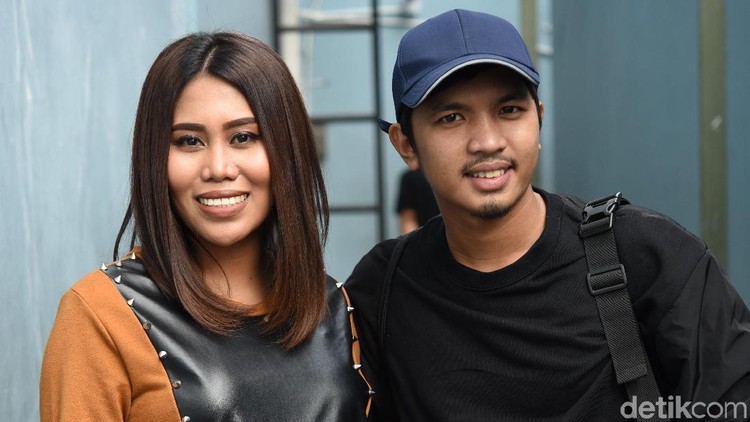 Evi Masamba dan suami saat ditemui di studio Trans TV.