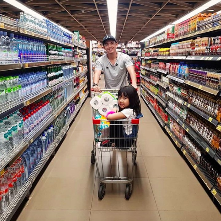 <p>Saatnya belanja bulanan, si Naara sampai naik ke atas <em>trolly</em> nih bersama gulungan tisu di sampingnya. (Foto: Instagram @nickytirta)</p>