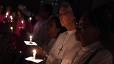 Peringatan Setahun Tragedi Bom Surabaya Warga Kota Surabaya menggelar doa lintas agama dan menyalakan seribu lilin memperingati setahun peristiwa bom Surabaya, Senin (13/5) malam.