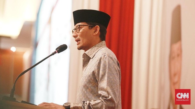 Sandi memaparkan dugaan kecurangan selama pemilu berlangsung. Dia dengan nada suara bergetar mengajak pendukungnya melawan itu hingga titik darah penghabisan.