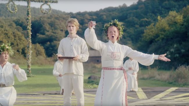 Teror Absurd 'Midsommar' Sebagai pecinta horor, thriller, atau film-film yang dipenuhi metafora, saya tetap sukar menelan 'aftertaste' ganjil yang disuguhkan Midsommar.