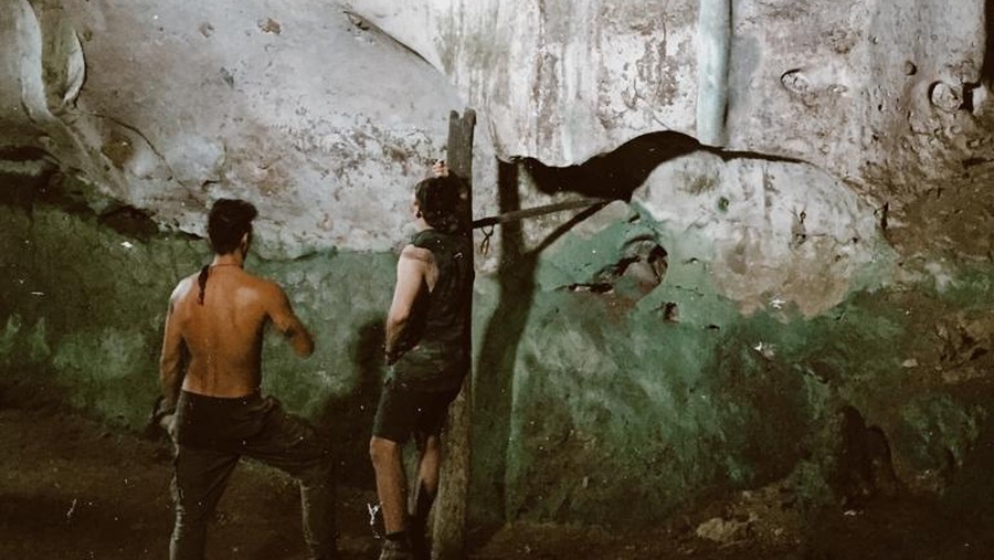Denny Sumargo dan Vincent Verhaag menjelajah hutan Borneo.