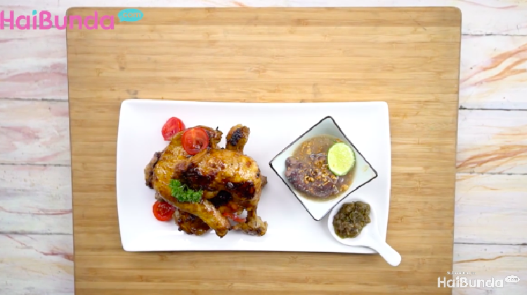 Kalau Bunda masak ayam bakar Makassar untuk menu sahur, semua anggota keluarga dijamin terbangun mencium aroma bumbunya.
