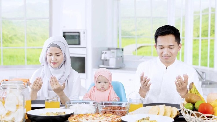 Sambil menyusui atau memberikan susu tambahan, Bunda bisa lho mengajarkan doa berikut ke si kecil.