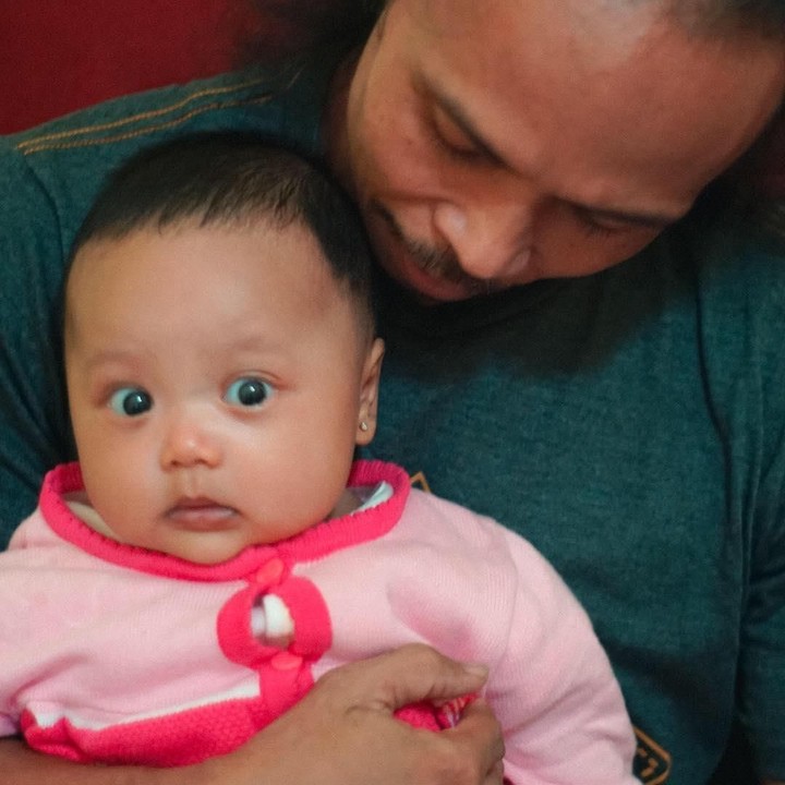<p>Meski sangar di film, dalam kesehariannya Yayan Ruhian adalah seorang ayah yang penyayang. Ia kerap menunjukkan rasa sayangnya lewat <em>caption</em> foto-foto putri tercintanya, Dhia Ruhita Syakilla, yang diunggah di Instagram. (Foto: Instagram @yayanruhian)</p>