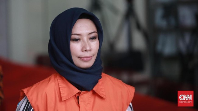 Jaksa mendakwa Marketing Manager PT HTK Asty Winasty memberi suap ke Bowo Sidik Pangarso untuk membantu kelancaran kerja sama distribusi pupuk.