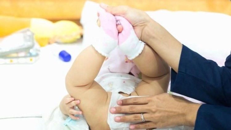 Ibu perlu tahu, si kecil bisa saja sensitif dengan makanan atau minuman yang masuk dalam tubuhnya sehingga mengalami diare.