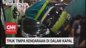 VIDEO: Mobil Tertimpa Truk, Seluruh Penumpang Selamat