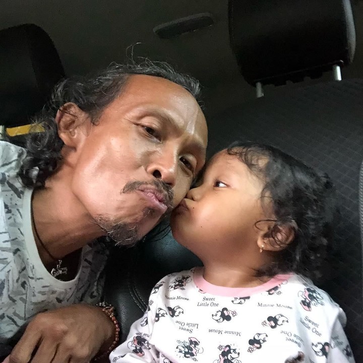 <p>Saat bertemu Ayah Yayan Ruhian, Dhia Ruhita Syakilla, tak bisa menahan ekspresi senangnya. Seperti dalam foto ini Bun. Kompak ya ekspresinya! Foto: Instagram @yayanruhian</p>
