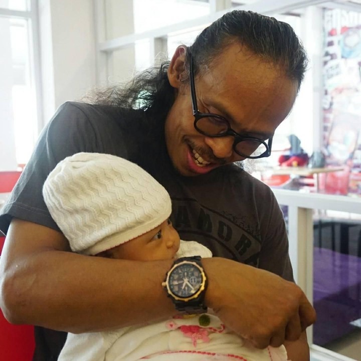 <p>Yayan kerap menunjukkan rasa rindunya pada sang putri tercinta. Untuk mengekspresikan rasa rindu itu, ia menggunakan tanda pagar atau tagar <em>#jauh #rindu #myfamily #greget</em> saat mengunggah foto Dhia Ruhita Syakilla di Instagram. (Foto: Instagram @wawasuwartini)</p>